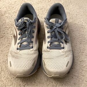 Brooks Adrenaline GTS 22 Sneaker